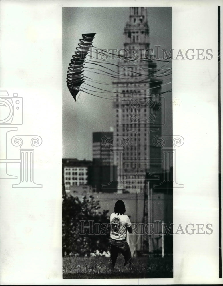 1984 Press Photo Dan Buxton flies his &quot;hyper kite&quot; at Edgewater Park - cvb63139 - Historic Images