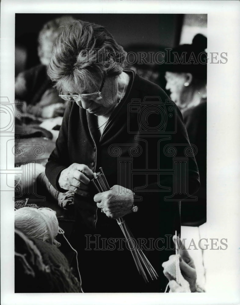 1989 Press Photo Dorothy Wingarth picks out the right knitting needle - Historic Images