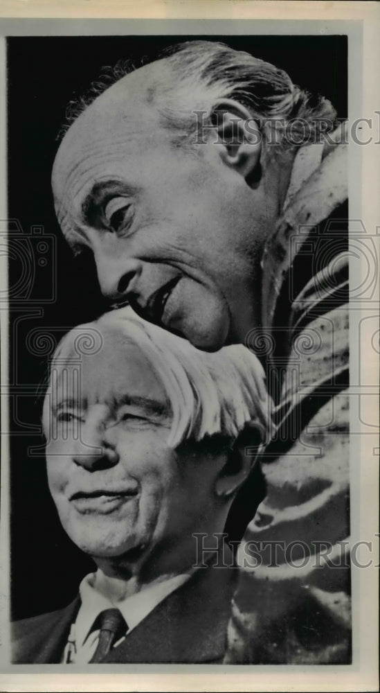 1963 Press Photo Carl Sandburg, and Andre Kostelanetz get together at rehearsal. - Historic Images