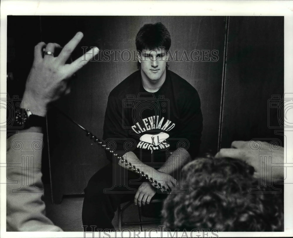 Press Photo Mike Junkin poses for photographer after Browns mini camp. - Historic Images