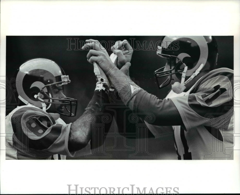 1990 Press Photo Rams Jim Everett congratulates Henry Ellard after a yard pass - Historic Images