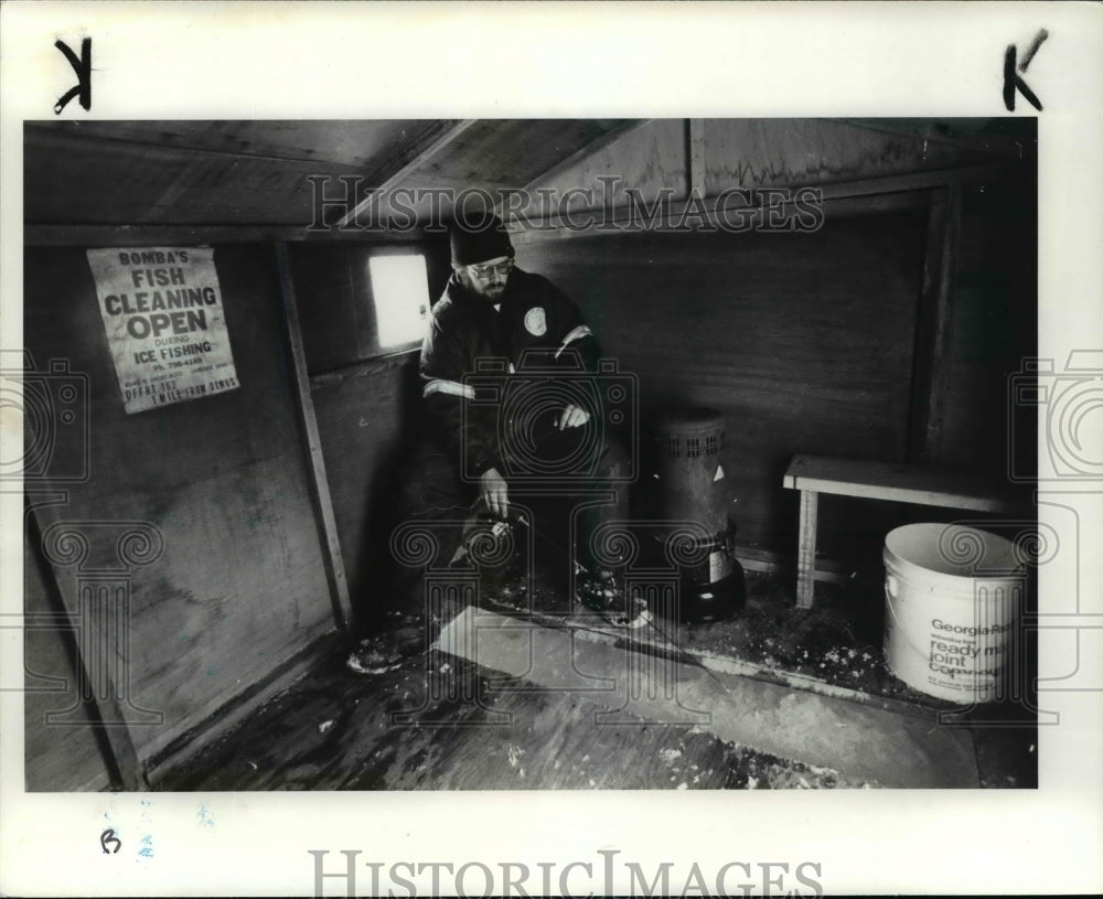 1984 Press Photo Ice fisherman Ray Osolin from Novelty Ohio - cvb63272 - Historic Images