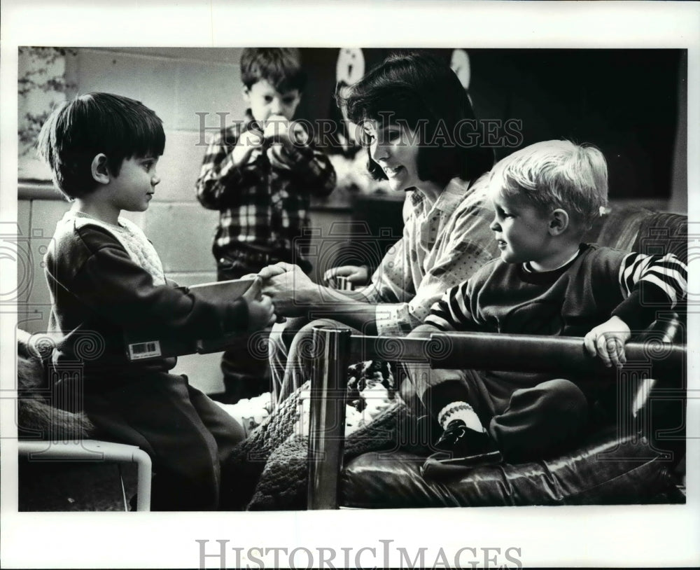 1988 Press Photo Pre school teacher Lynn Palmer - cvb63344 - Historic Images