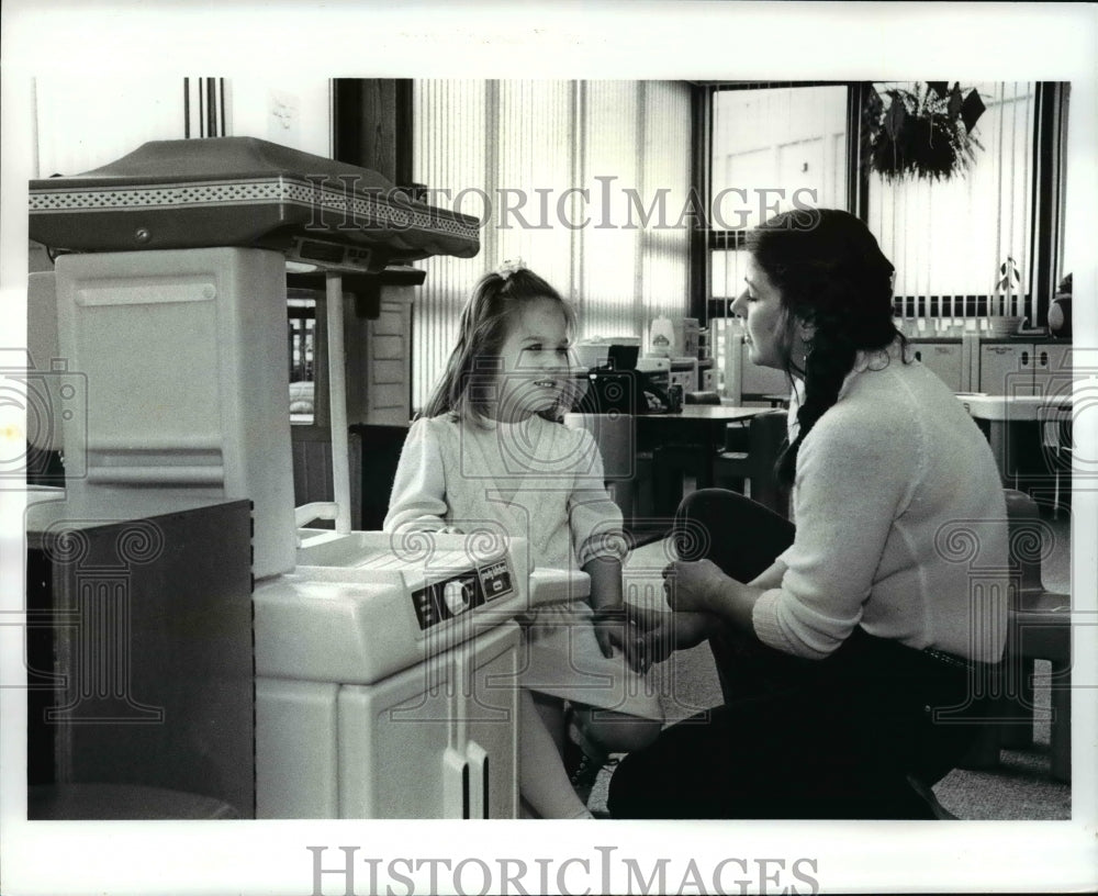 1988 Press Photo Carolyn Kirby talks to her daughter Crystal 4 years old. - Historic Images