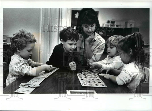 1988 Press Photo Teacher Lynn Palmer keeps an eye on learning activity - Historic Images