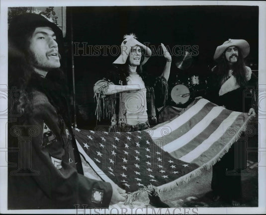 1972 Press Photo Woof (C), Berger (R) & Light Brown in the flag scene form Hair - Historic Images