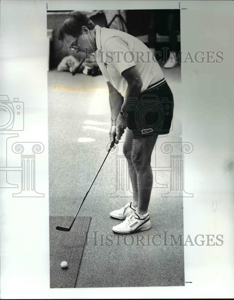 1987 Press Photo Bobby RIggs at the Euclid Square Mall. - Historic Images