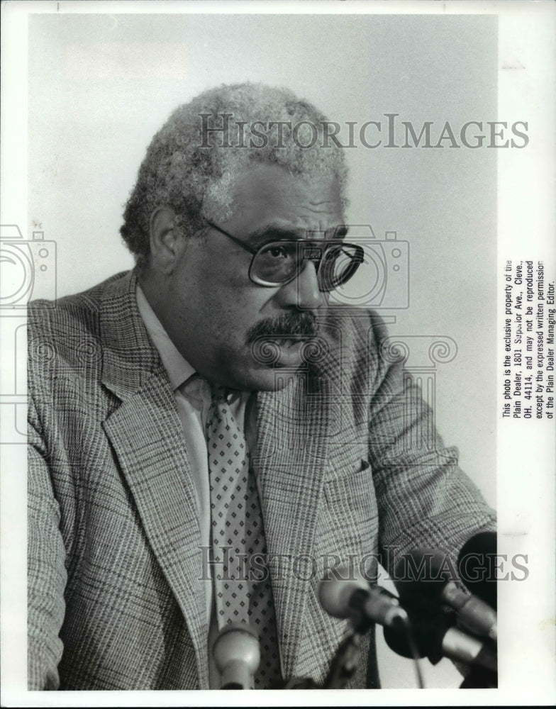 1988 Press Photo Cavs GM Wayne Embry discusses Randolph Keys in NBA Draft. - Historic Images