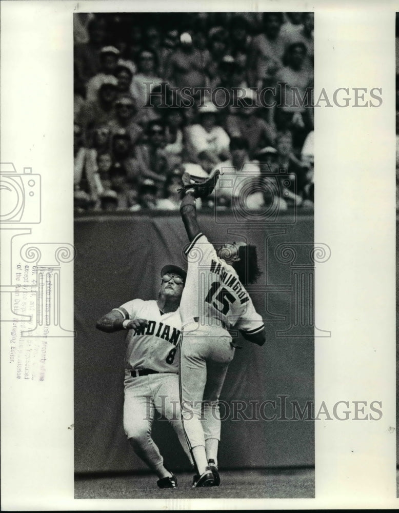 1988 Press Photo Carmen Castillo and Ron Washington chase a long ball. - Historic Images