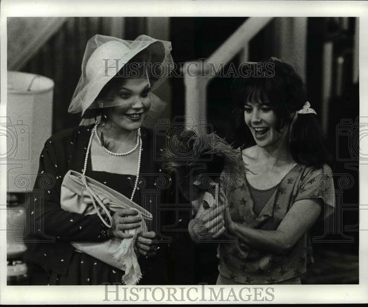 1986 Press Photo Sue Snedden and Kim Merrill in The Miss Firecracker Contest - Historic Images