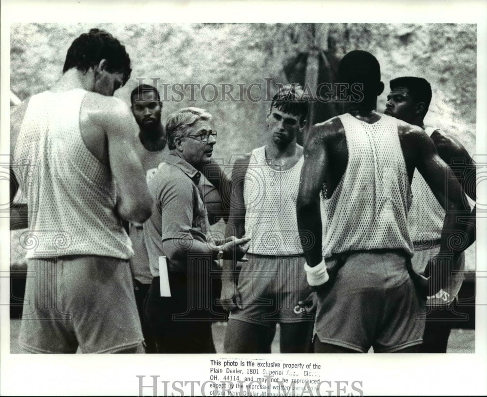 1988 Press Photo Cavs Coach Dick Helm Talks to Rookies During Practice Session - Historic Images