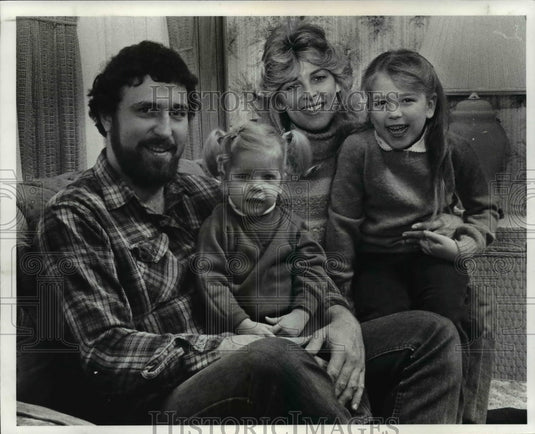 1983 Press Photo Alan Hornyak with his family, Autumn 2, wife Diane and Amber 6 - Historic Images