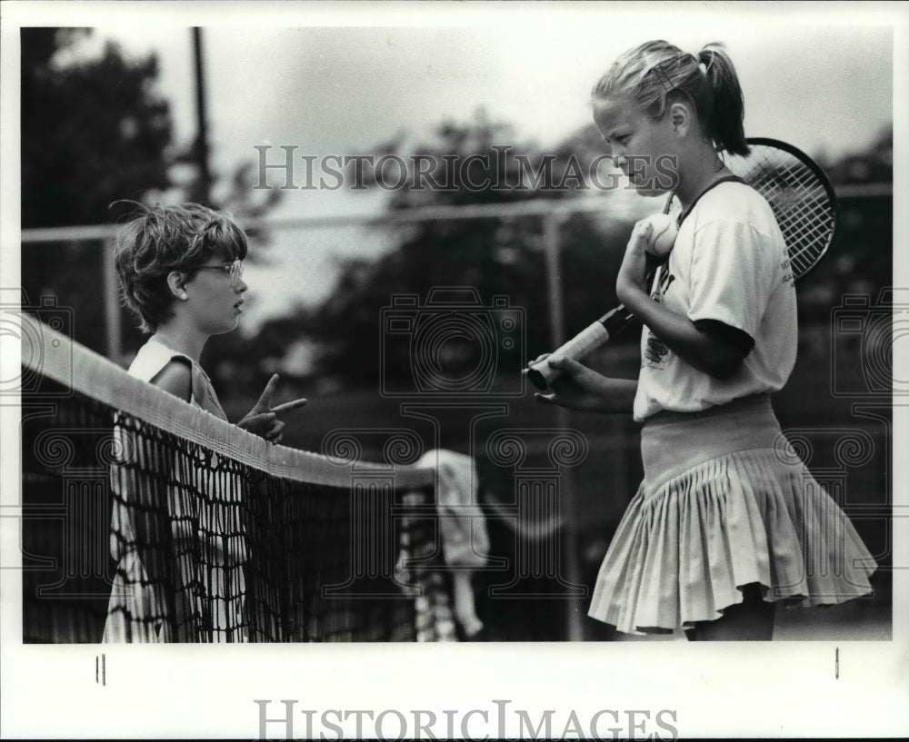 1986 Press Photo Sarah Brown talks about the score with Karis Gibbs - Historic Images
