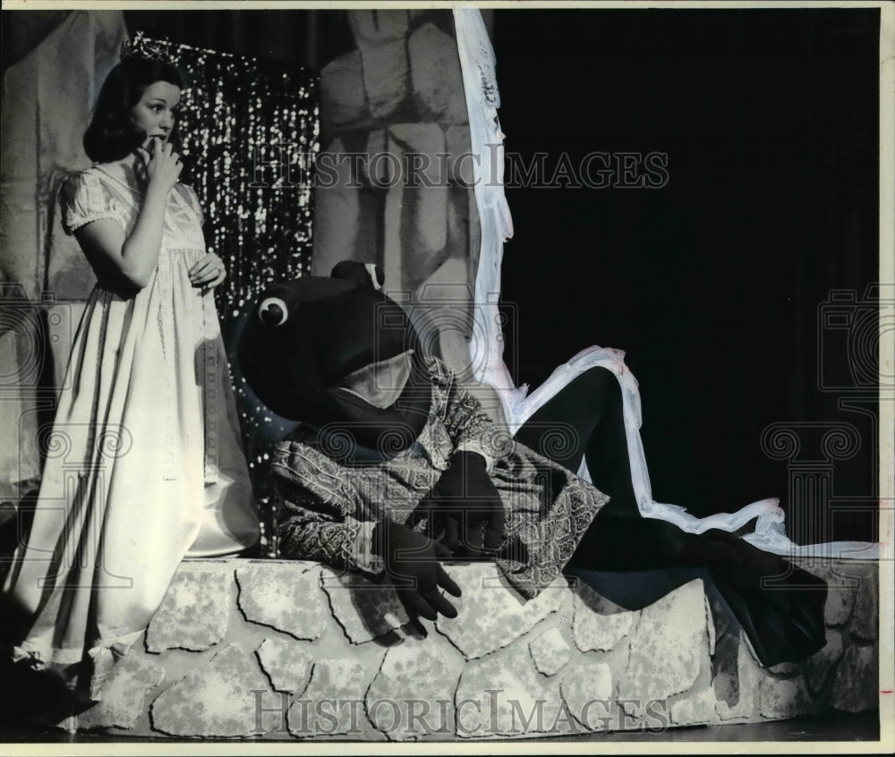 Press Photo Frog Prince play-Tracey Huffman and Benny Hengle - Historic Images