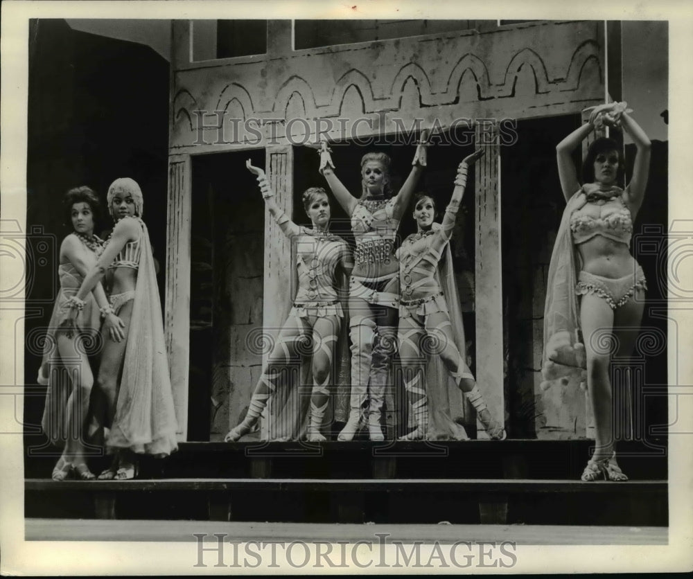 1963 Press Photo A Funny Thing Happened On The Way to the Forum play - Historic Images