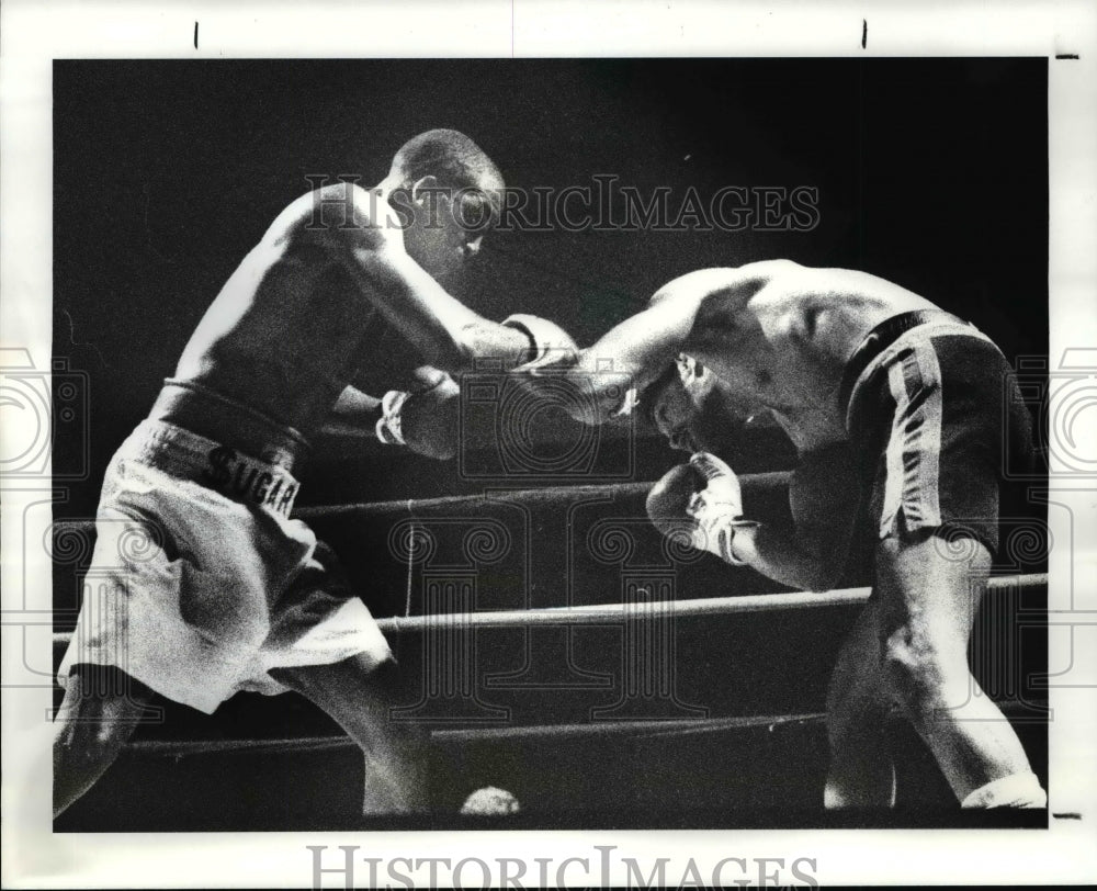 1988 Press Photo Henry Sugar Hughes against Efraim Nieves at the Statler - Historic Images