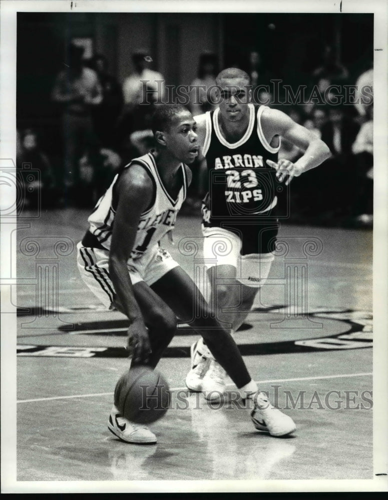 1987 Press Photo Ken McFadden Charges Past Anthony Buford - Historic Images