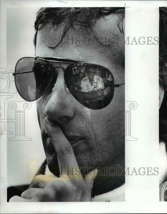 1987 Press Photo Danny Sullivan..7th Talks with his Crew - Historic Images
