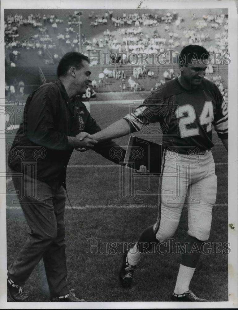 1966 Press Photo Otto Graham Coach Washington Redskins gives pat to Phil King. - Historic Images