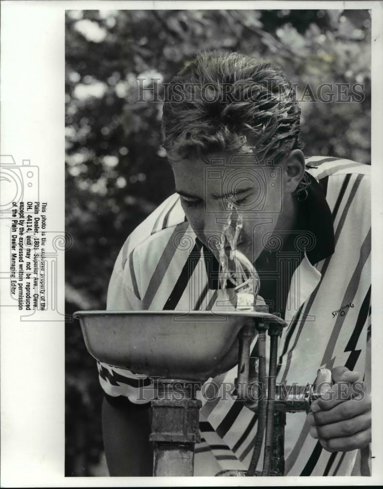1988 Press Photo Jack Zoldak Cools off at Plain Dealer Tennis Tourney - Historic Images