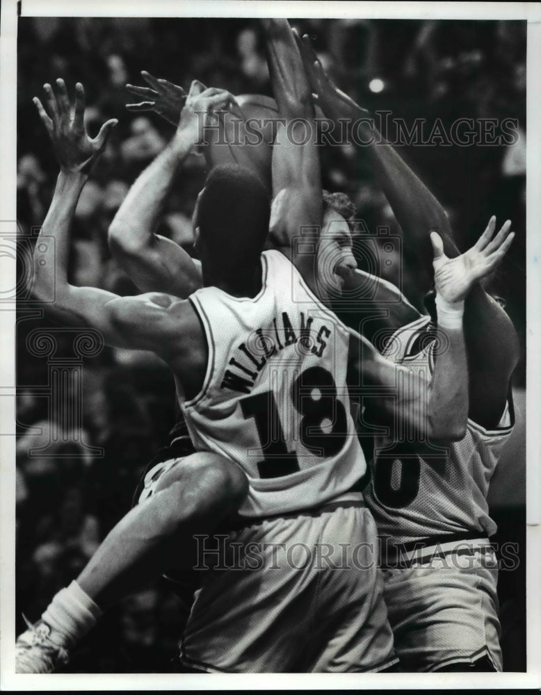 1989 Press Photo Chicago's Dave Corzine is surrounded by Cavs defense. - Historic Images