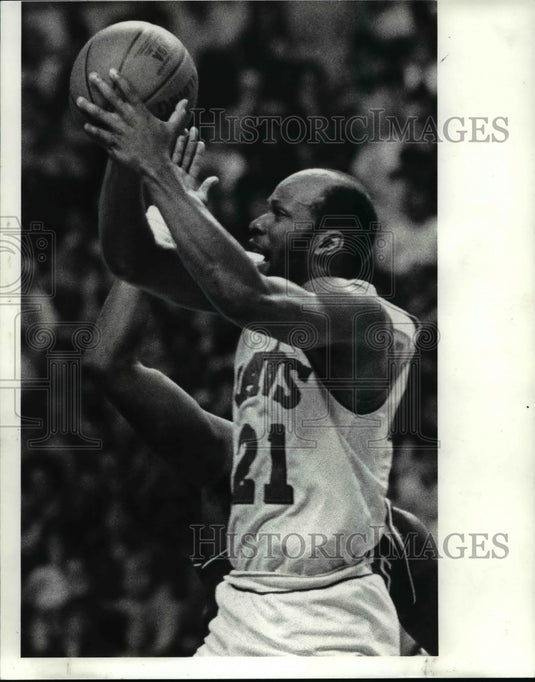 1985 Press Photo World Free puts a 2 points during the 4th quarter - Historic Images