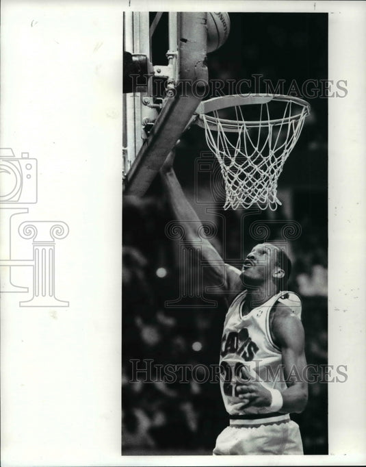 1989 Press Photo Cavaliers' Larry Nance vs Bulls - Historic Images