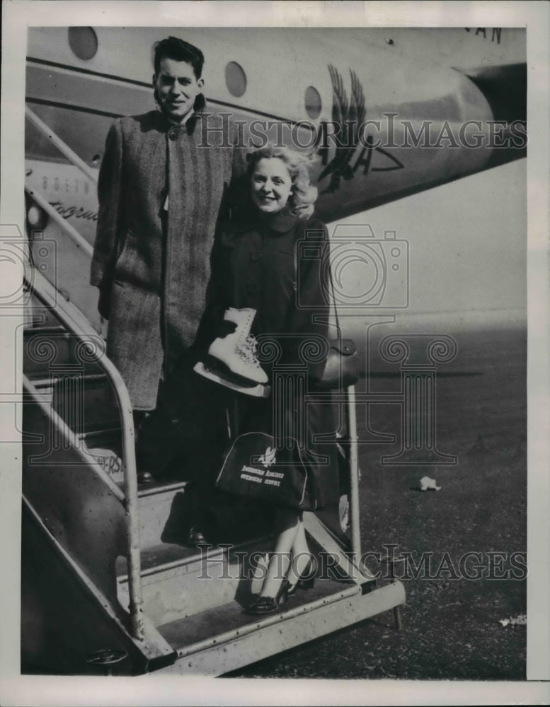 1950 Press Photo Skating team Lois Waring &amp; John McGean at New York Intl Airport - Historic Images