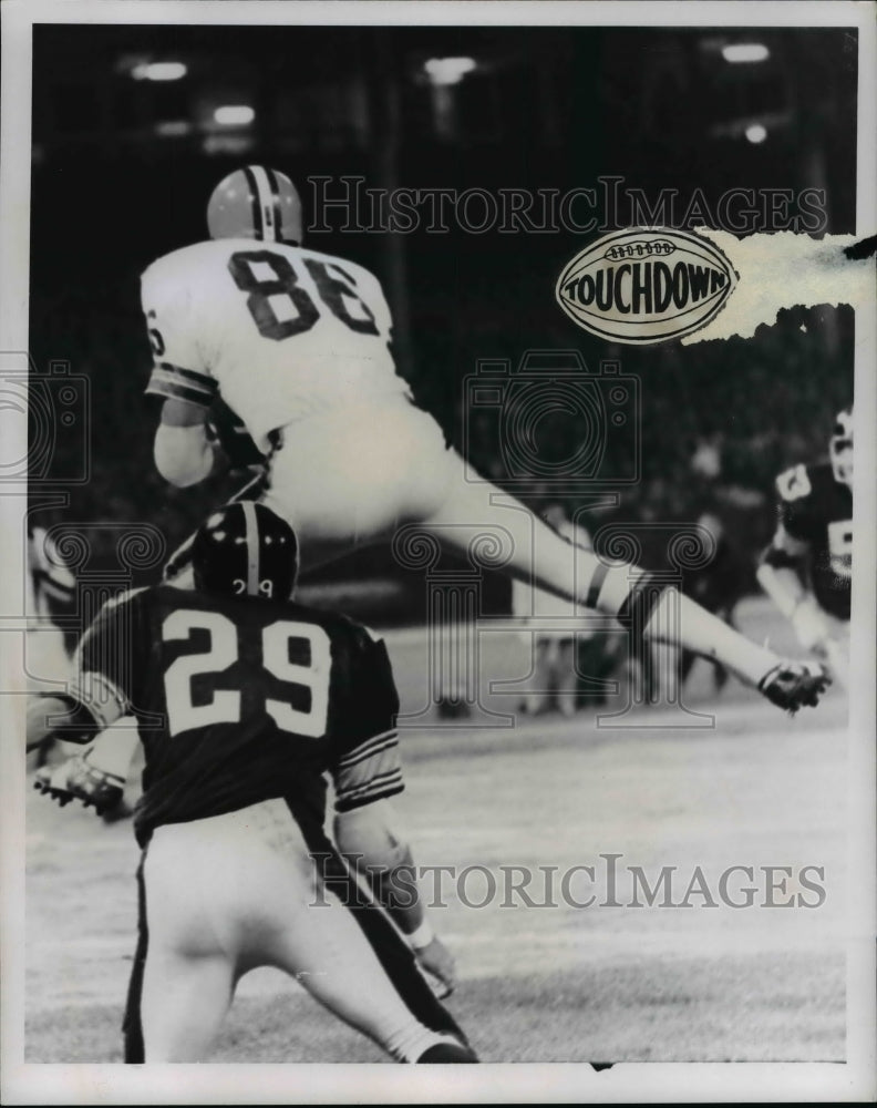 1969 Gary Collins goes high in the air to grab touchdown pass-Historic Images