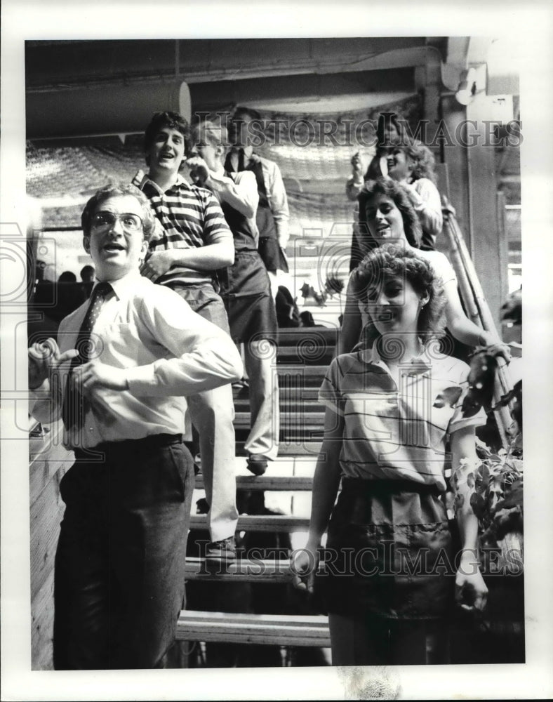 1984 Press Photo Sweet Water Restaurant-singing waiters and waitresses - Historic Images