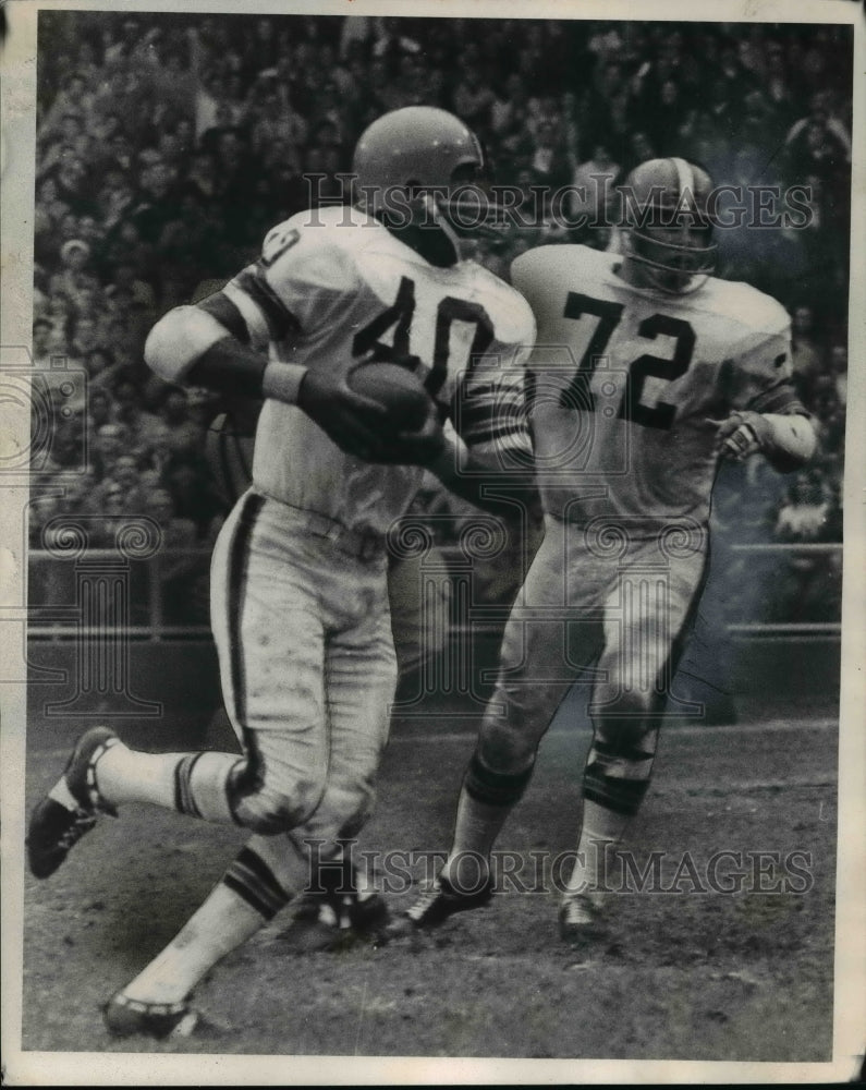 1970 Press Photo #40 Erich Barnes intercepts Bengals pass with #72 Jerry Sherk. - Historic Images