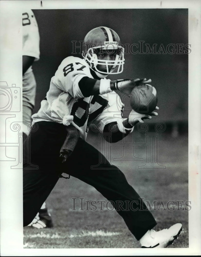 1989 Press Photo Football player J.J. Birden makes catch during pass drill - Historic Images