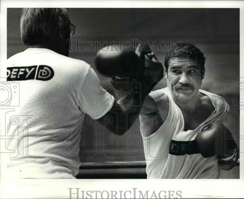 1983 Press Photo Boxer Gerrie Coetzee works out with trainer Willie Lock - Historic Images