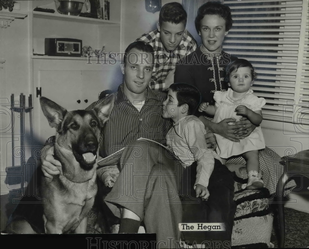 1956 Press Photo The Hegan family Mike in rear, wife Claire, Pat, Catherine Ann-Historic Images