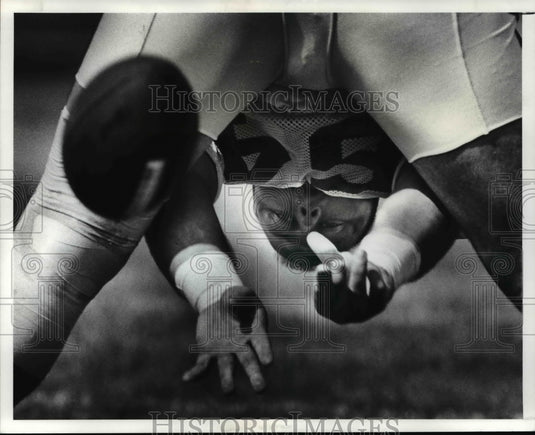 1989 Press Photo Center Tom Baugh practicing at Lakeland Community College.- Historic Images