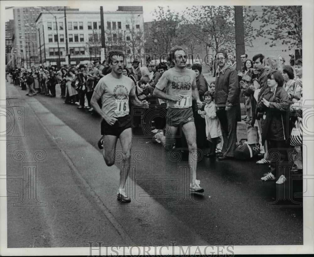 1978 Press Photo Garry Bjorklund (16) and Mike Slack (17) finish in a deadheat. - Historic Images