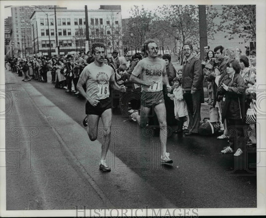 1978 Press Photo Garry Bjorklund (16) and Mike Slack (17) finish in a deadheat. - Historic Images