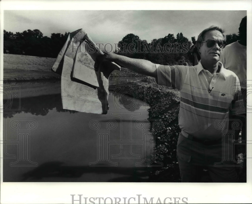 1990 Press Photo Jack Nicklaus inspects the Glenmoor Country Club Golf Course - Historic Images
