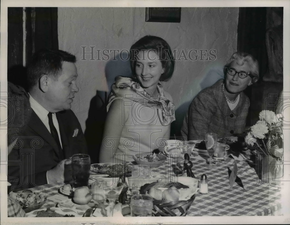 1966 Press Photo Women's City Club Lunch - cvb65632 - Historic Images