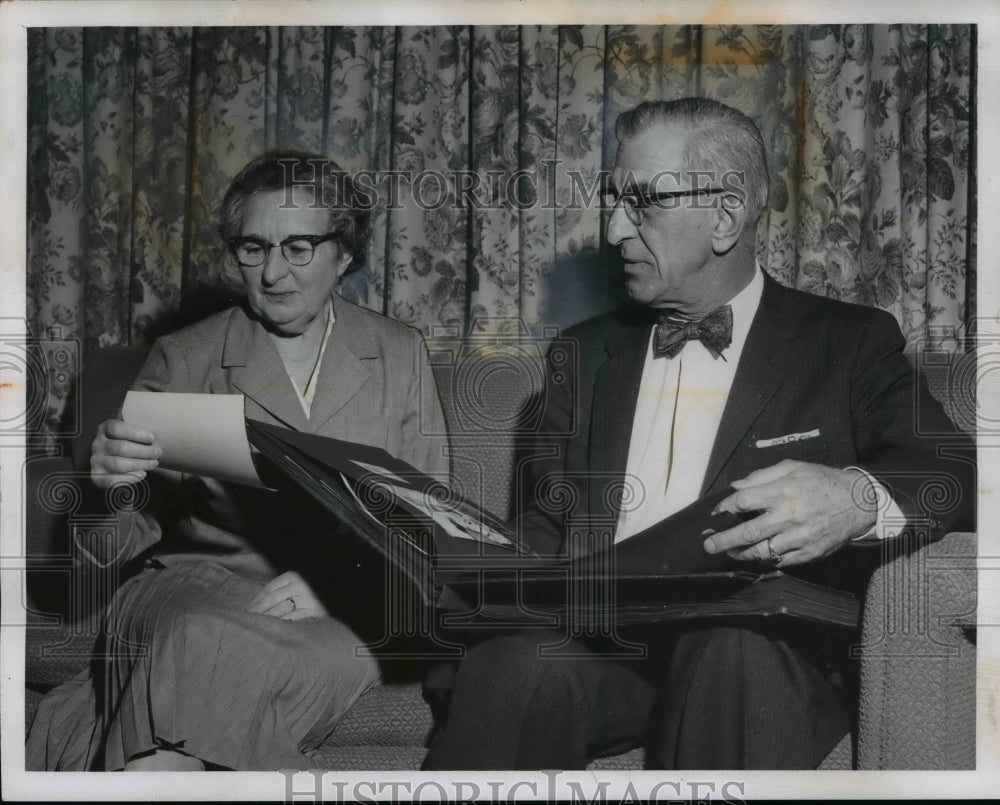 1960 Press Photo Mr. and Mrs. Roger Peckinpaugh look over scrapbook - cvb65649 - Historic Images