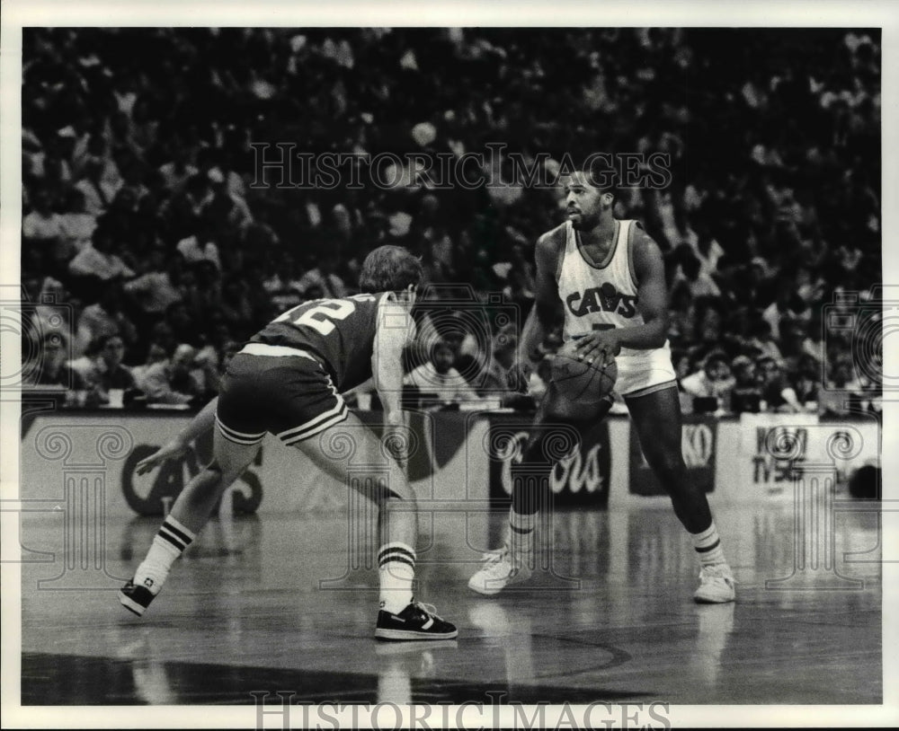1986 Press Photo Jerry Sichting of Celtics vs John Bagley of Cavaliers - Historic Images