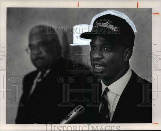 Press Photo Wayne Embry and John Battle-Cleveland Cavaliers basketball - Historic Images