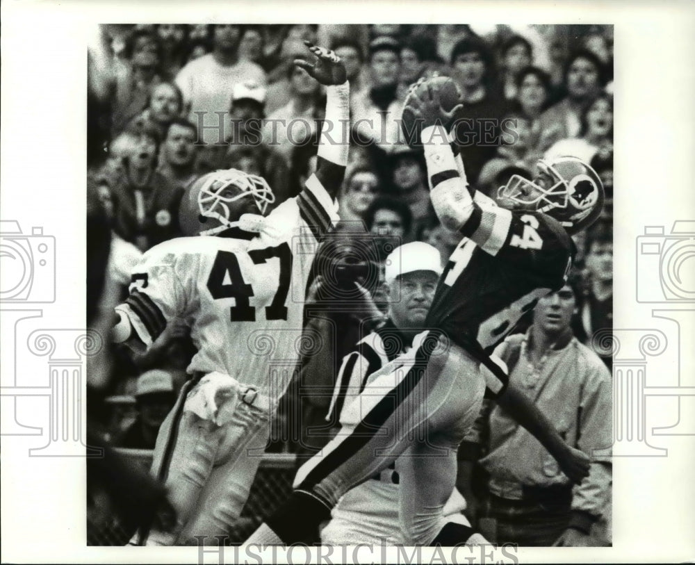 1985 Press Photo Gary Clark Catches a Touchdown Over Larry Braziel - cvb65785 - Historic Images