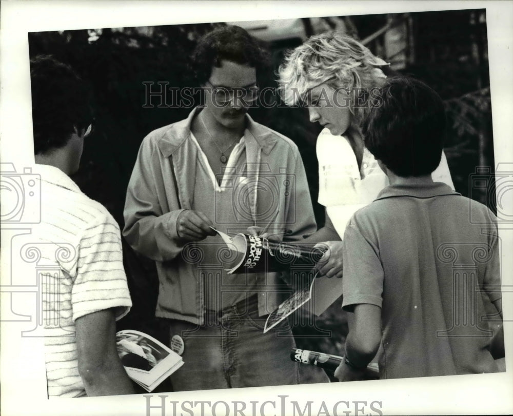 1982 Press Photo Jan Stephenson and male autograph seekers after the game. - Historic Images