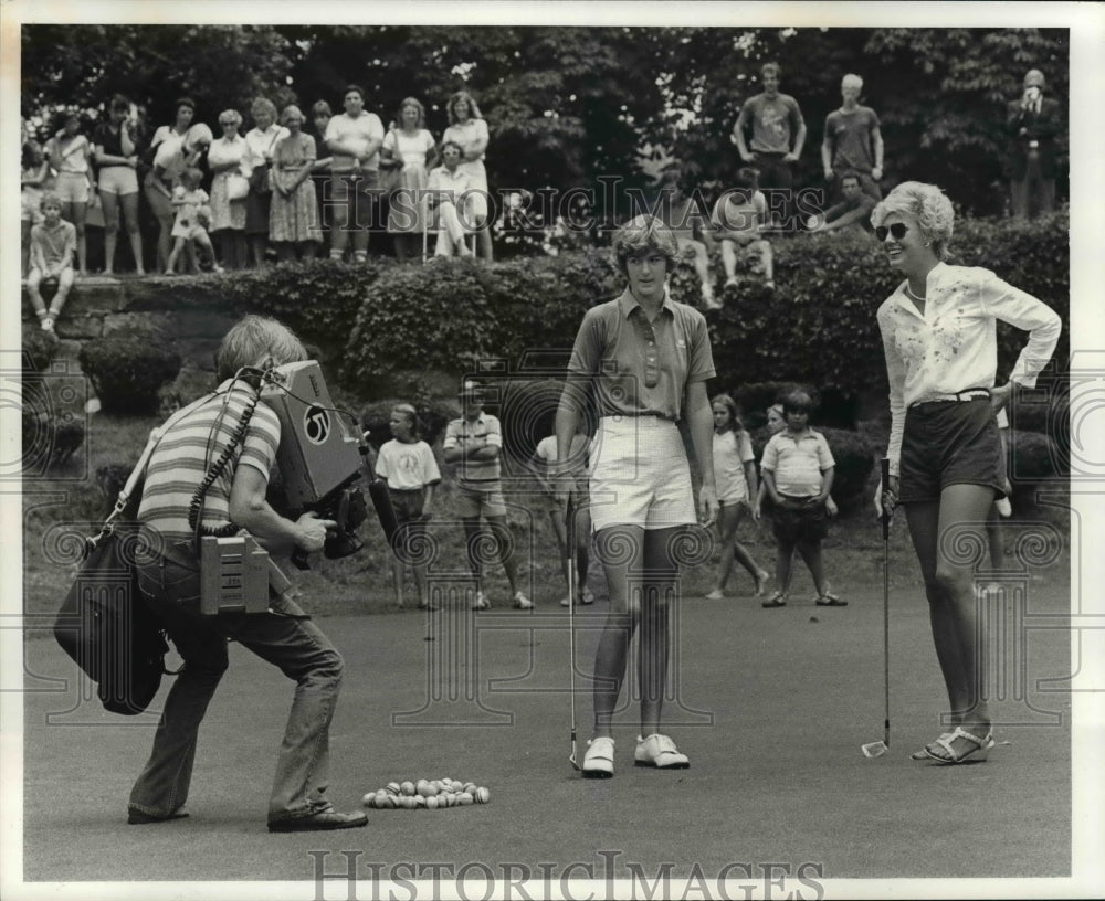 1981 Press Photo Beth Daniel (center) does a lot of promo work. - cvb65904 - Historic Images