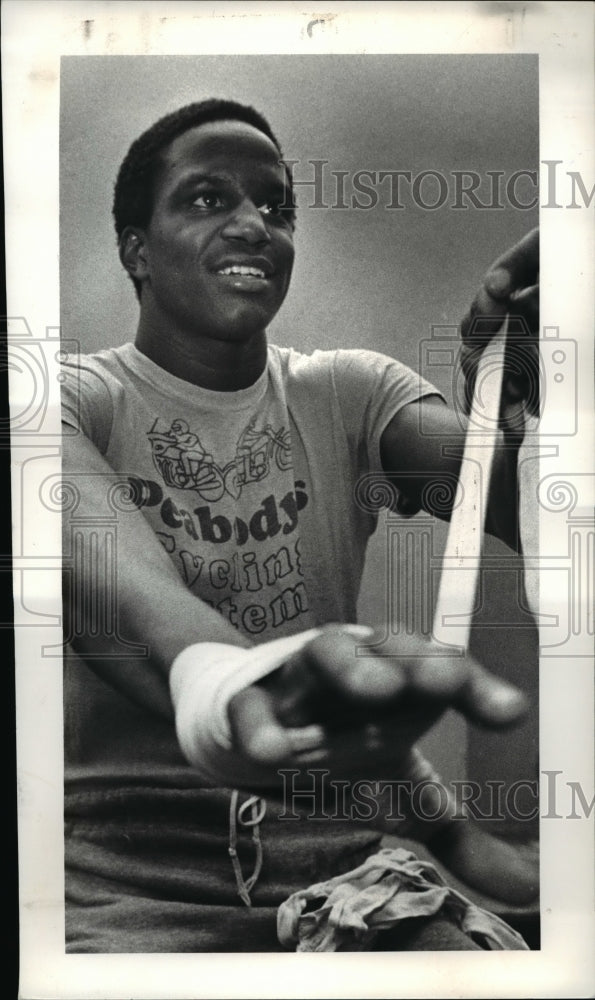 1987 Press Photo Henry Hughes tapes his hands. - cvb65948 - Historic Images