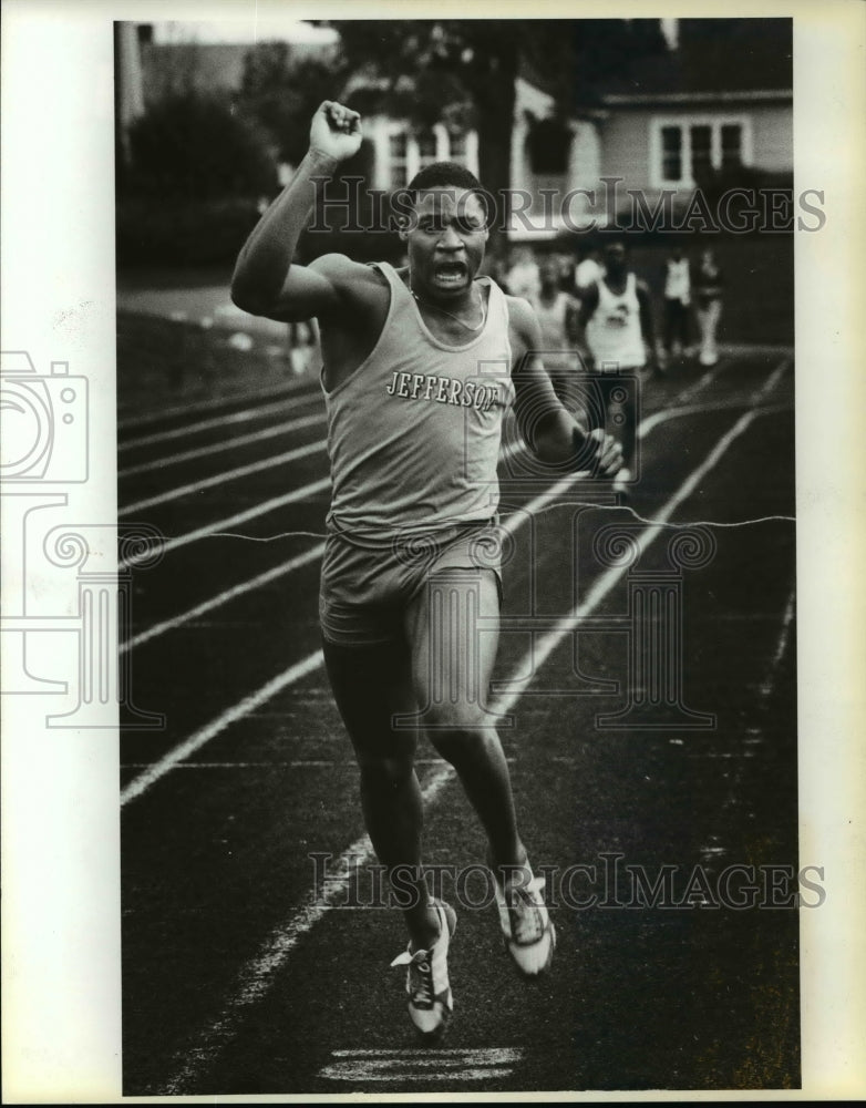 1984 Press Photo Demo Dynamo Jefferson Sprinter John Frazier hits the tape. - Historic Images