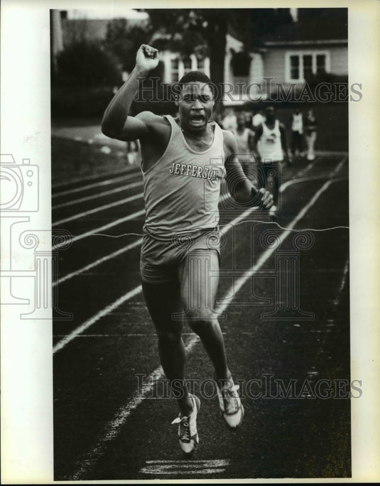 1984 Press Photo Demo Dynamo Jefferson Sprinter John Frazier hits the tape. - Historic Images