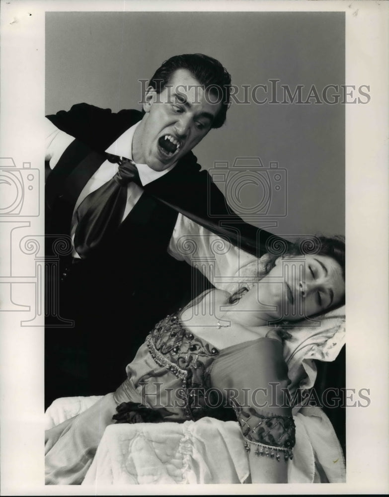 1989 Press Photo Molly Renfroe and Michael Petrone in &quot;The Passion of Dracula&quot; - Historic Images