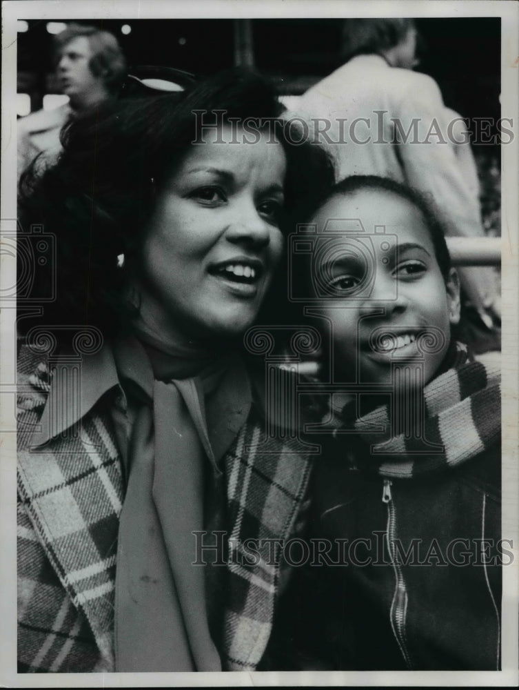1976 Press Photo Mrs. Frank Robinson and daughter Nichele behind home plate - Historic Images